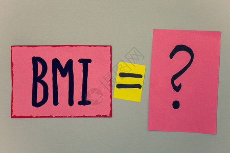 显示Bmi的概念手写商业文本身体质量指数确定与身高相关的健康体重范围纸等号问米色背景图片