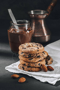 美味的巧克力薯饼干加一罐巧克图片