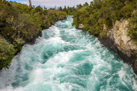 Huka瀑布是瓦伊卡托河上的一系列瀑布图片