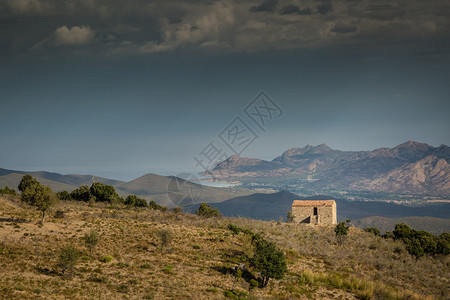 俯视科尔西卡Balagne地区Adrigates沙漠农庄的图片