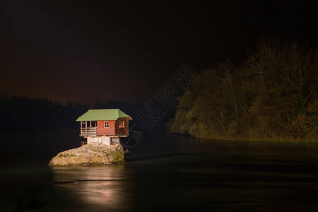 塞尔维亚BajinaBasta的Drina河上的图片