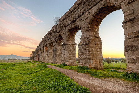 罗马古代水渠的拱门由土法块组成图片