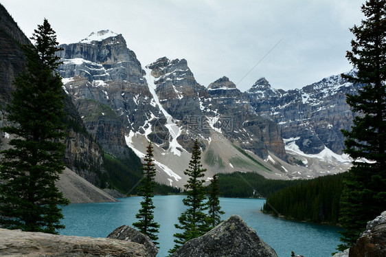 班夫公园Loiuse湖中美丽的Moraine湖是前往Banff的访客必须停留的地方许多步行小道和独木舟都要租到湖上图片