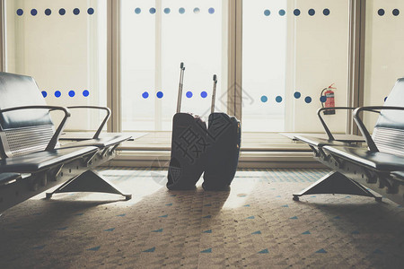 在机场终点站旅行李在机场启程休背景图片