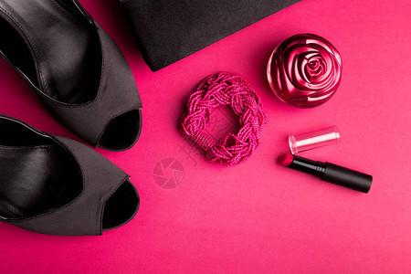时尚女士配饰套装黑色和粉红色最小黑鞋手镯香水口红和粉红色背图片