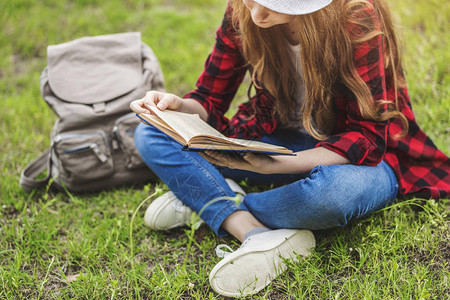 女孩坐在草地上看书图片