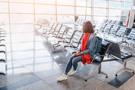 在机场休息室等候航班的携带背包的女旅游图片