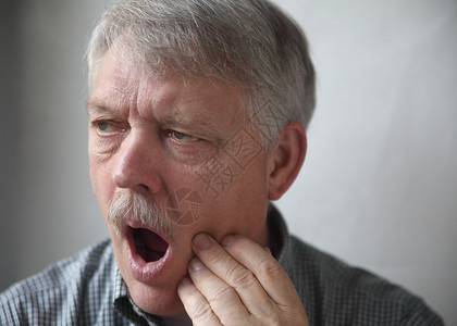 老年人因牙齿或下巴疼痛而表现出疼痛图片