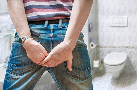男人在厕所里腹泻背景图片