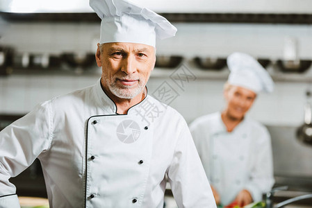 身着制服和帽子的帅男厨师图片