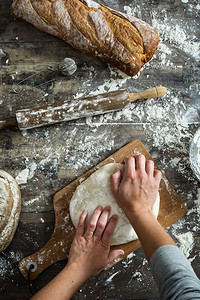 女人用手揉面包团图片