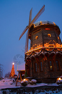 冬天有圣诞装饰品的风车图片