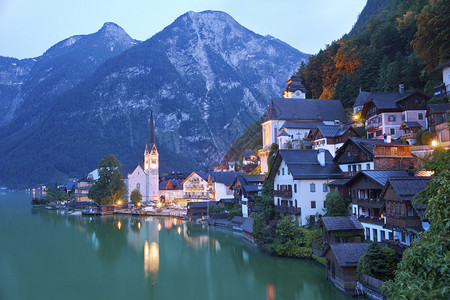 著名的高山村庄哈尔施塔特在黄昏蓝背景图片