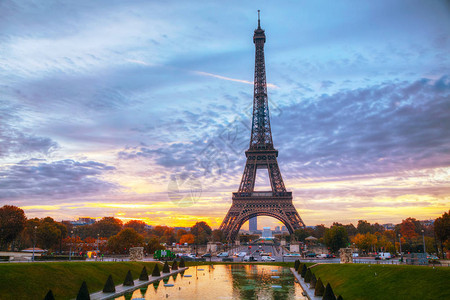 日出时法国巴黎埃菲尔铁塔的城市景观图片