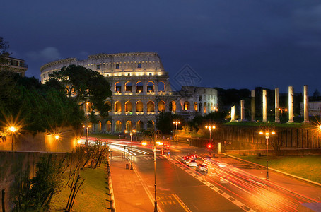 著名的罗马人竞技场和明亮的街道图片