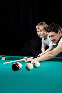 年轻人和小男孩打台球图片