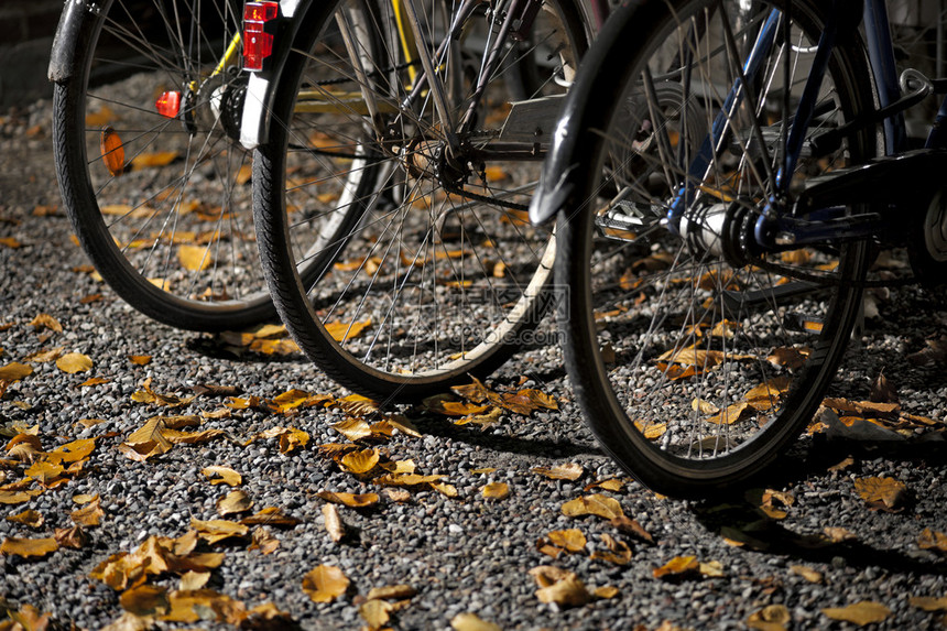 秋夜的自行车后轮图片