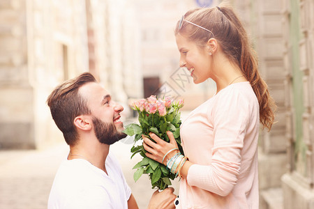 微笑的男人给女朋友求婚图片