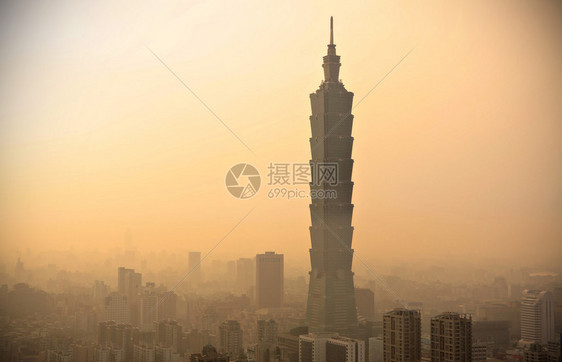 夕阳下雾霾重的台北图片
