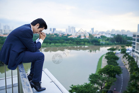 心怀不满的亚洲商人思考自己的问题他们沮图片