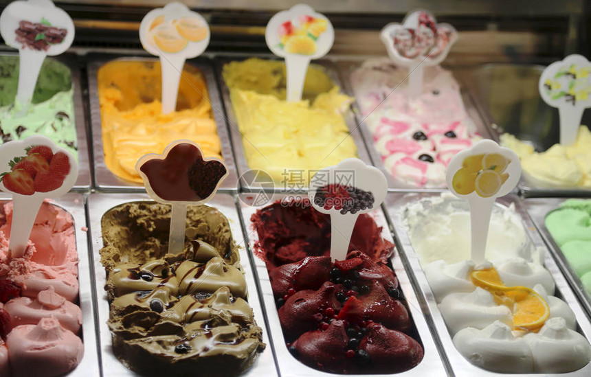 夏天在意大利冰淇淋店窗外销售的多种图片