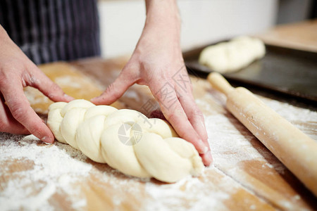 用面团做面包的糕点师图片