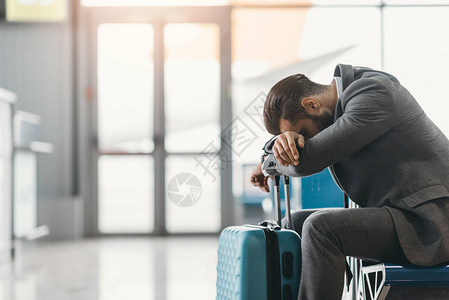 在机场大厅等待飞行时睡在机场大厅睡图片