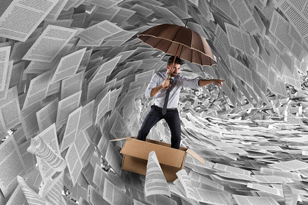 官僚主义暴风雨的概念一个男人驾着一箱船在海床单图片