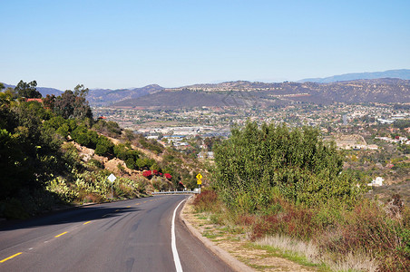 从附近的山坡上望着加州圣马科斯镇图片