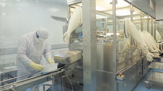 药剂学制药工人操作吸塑包装机质量控制药剂学工图片