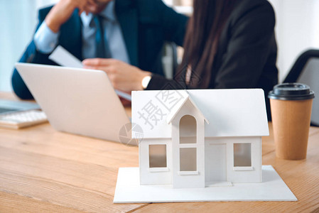 办公室房屋模型房屋保险概念对工作场所保险代理背景图片