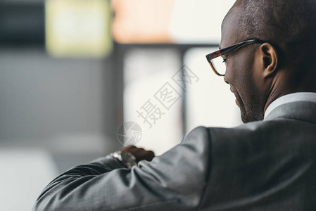 英俊商人看手表的特写镜头图片