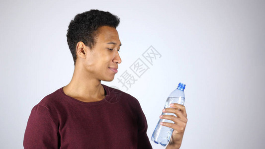 非裔美国人拿着瓶蒸馏水白色背景图片