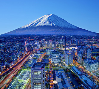 日本富士山和横滨的天际线图片