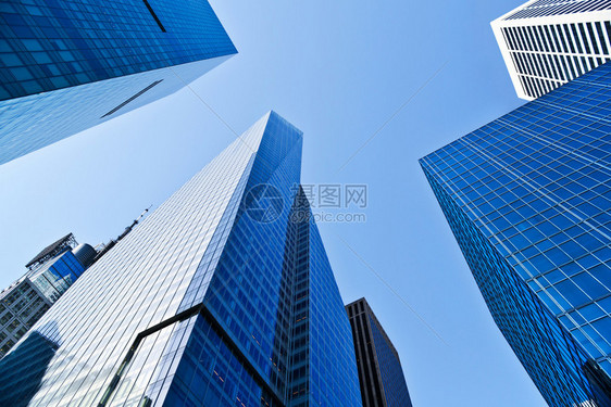 纽约办公大楼建筑群仰拍图片