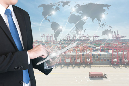 商人按数字平板电脑展示全球网络伙伴关系连接用于物流出口背景背景图片
