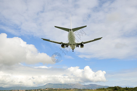 乘客飞机在抵达希腊科孚卡尔基拉机场图片