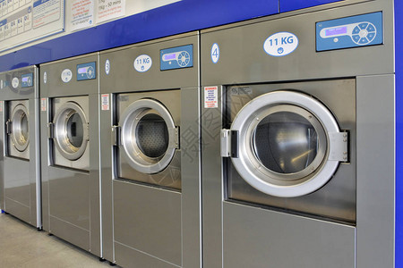 一排公共自助洗衣店洗衣机在无法辨认的24小时自图片