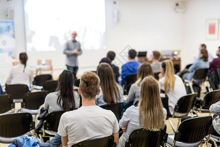 演讲者在大学报告厅讲课背景图片