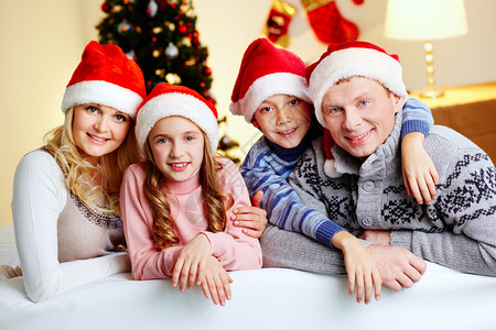 一个微笑的家庭聚会庆祝圣诞节的肖像图片
