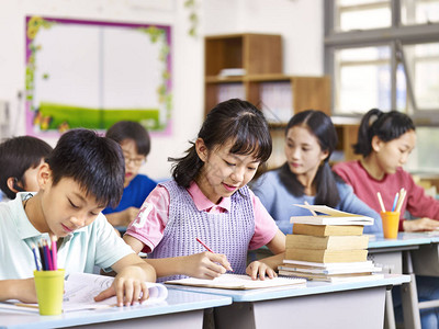 亚裔小学男女学生在班级学习单位图片