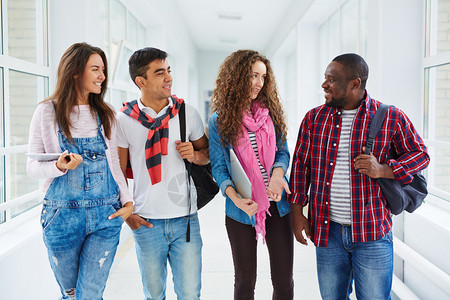 各种民族的现代青少年在大学走廊图片
