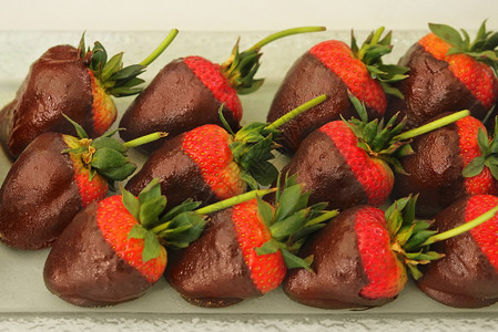 暖光下的巧克力草莓组图片