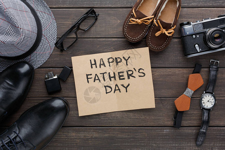 父亲节快乐节的父亲节用男鞋和儿鞋制生木的卡片背图片