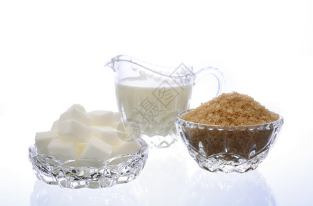 晶体玻璃器械中的奶油和糖有咖啡糖水图片
