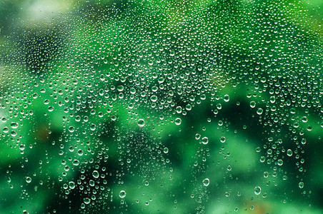 窗玻璃上的雨滴透过花园的窗景雨滴落在图片