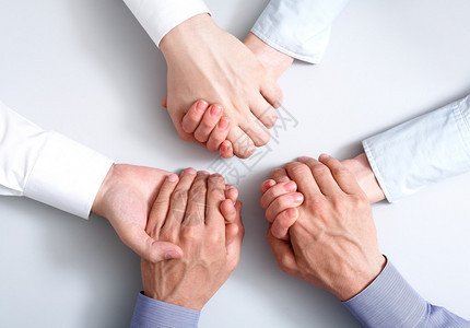 商业伙伴之间相互握手象征着支持的压图片