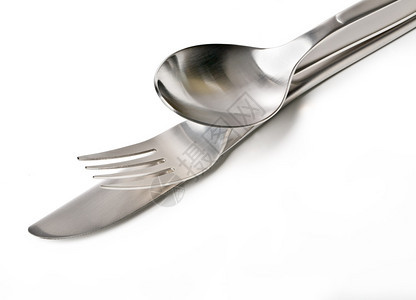 餐具勺子叉子和刀子堆在白背景上图片