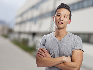 年轻亚洲男子的肖像站图片