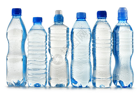 用聚碳酸酯塑料瓶在白色下分离的矿泉水组合物图片